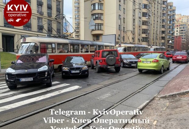 “Герой паркування” на Porsche паралізував рух у Києві