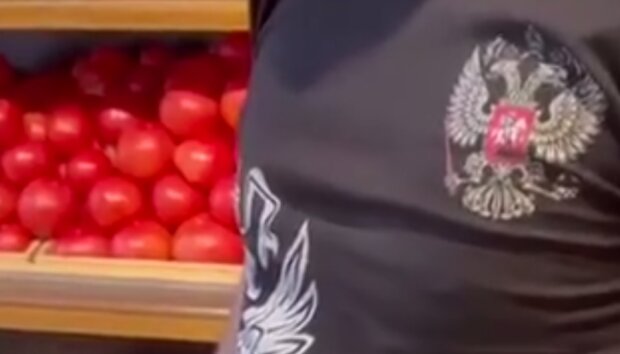 Одягнув футболку з гербом Росії і пішов на роботу: у супермаркеті Києва стався інцидент (відео)