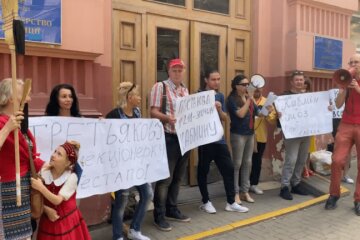 В центрі Києва проти дистанційного навчання мітингують батьки