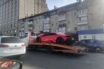 У Києві евакуатор забрав Lamborghini Huracan за $300 000 за порушення ПДР