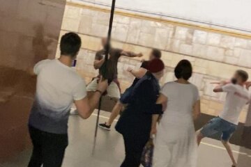 Націоналісти та прихильники Шарія побились на станції Театральна (фото, відео)