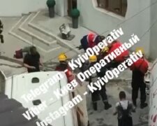 У центрі Києва троє робітників ледь не задихнулися в каналізаційному колодязі (відео)
