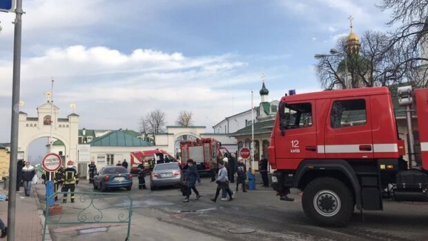 Священнослужителі Києво-Печерської лаври перешкоджали журналісту знімати пожежу (відео)