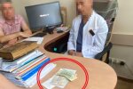 Вимагав $6000 за безкоштовну операцію — у Києві викрито посадовця Інституту урології