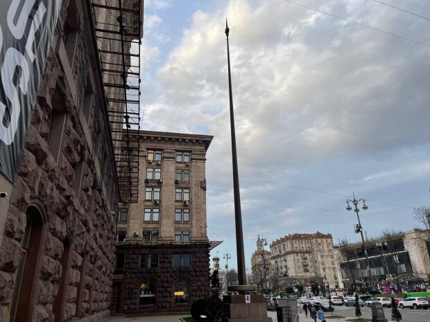 У Києві біля Київради зняли з флагштоку прапор столиці - його пошкодив ураганний вітер