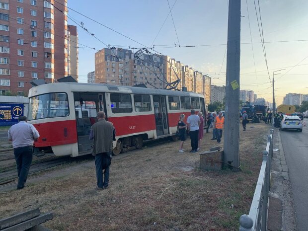 На лівому березі Києва зійшов з рейок трамвай - постраждав водій та 7 пасажирів