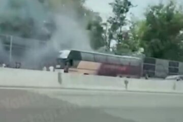 На виїзді з Києва на ходу загорівся автобус з людьми (відео)