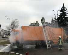 Сам приїхав до пожежників: в столиці на ходу загорівся сміттєвоз