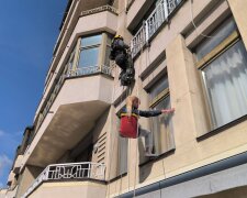 У Києві врятували жінку, яка опинилась закритою на балконі багатоповерхівки всю ніч