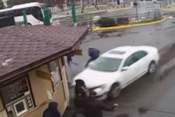 Ворота Межигір’я протаранило авто іноземця (відео)