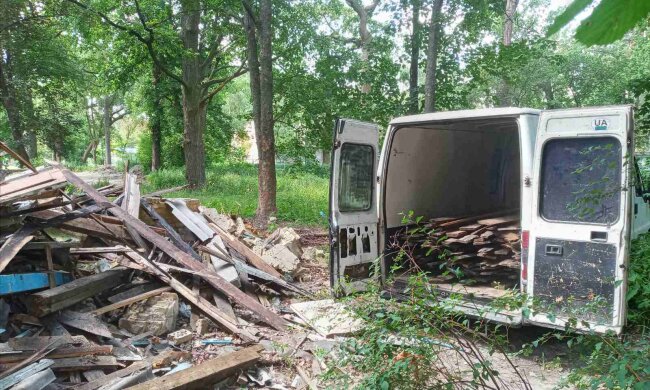 Сквер на Святошино розчистили від будівельного сміття (фото)