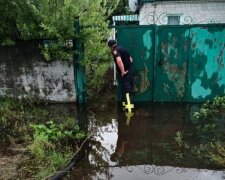 Рятувальники Київщини показали, як відкачують воду з підтоплених приватних домоволодінь