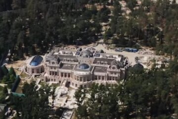 ЗМІ показали палац Ахметова, збудований на “нечисті” гроші