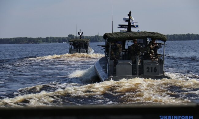 На Київському водосховищі військові тренувалися відбивати атаку диверсантів