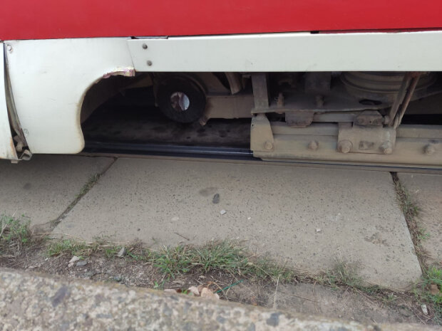 На Троєщині у трамвая під час руху відпало колесо