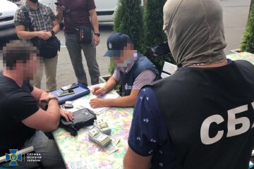 У Києві затримали посадовця ДСНС на вимаганні величезного хабаря (відео)