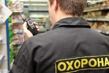 У київському супермаркеті охоронець допоміг злодію обікрасти покупця (відео)