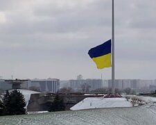 Пошкоджений вітром у Києві найбільший прапор України вже замінили