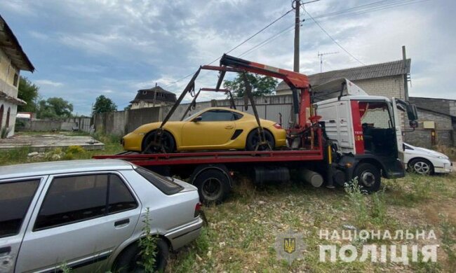 У Києві винахідливий будівельник викрав елітне авто іноземця за допомогою евакуатора