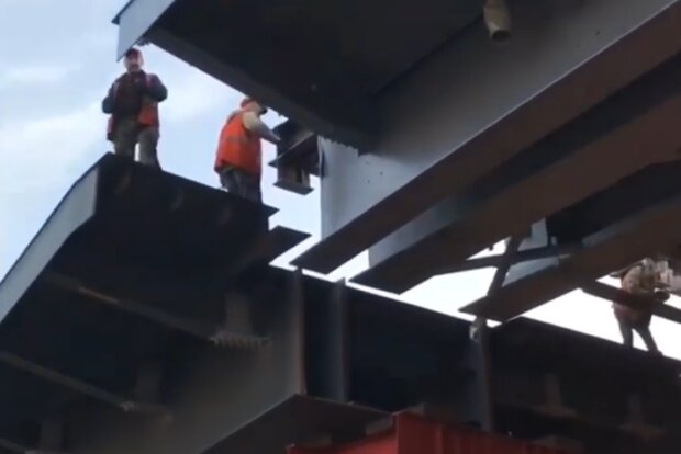 Кличко показав, як монтують прогін Шулявського мосту (відео)