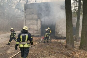 На Дарниці спалахнула закинута будівля бойлерної