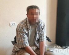 У Києві поліцейські затримали чоловіка за розбещення малолітніх (відео)