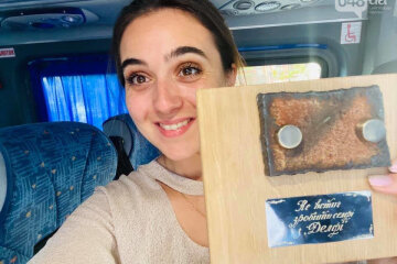 Юлія Мендель затролила Президента, подарувавши уламок з Delfi