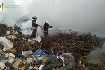 Під Києвом третій день горить сміття