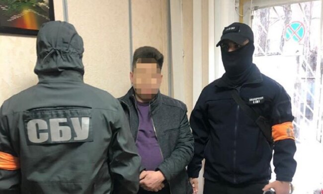 Службовець ДМС вимагав хабара за прискорену видачу паспортів