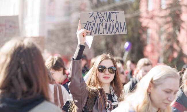 Жіночий марш у столиці: понад 2500 українок вийшли на акцію за рівність та повернення полонених