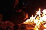 Савченко спалила своє фото у багатті