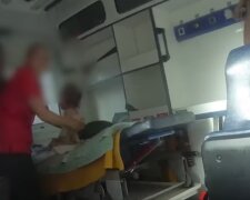 Дитина проковтнула батарейку: патрульні Києва супроводили до лікарні швидку допомогу з маленьким пацієнтом