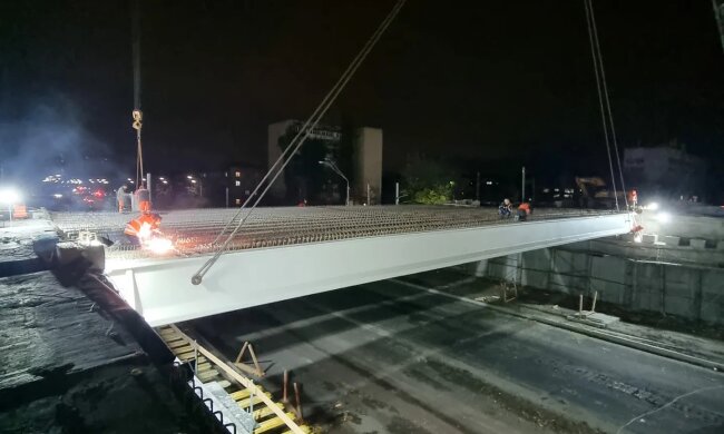 У Києві встановили нові 14 балок Дегтярівського мосту, на якому стався обвал в кінці вересня