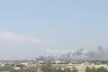 Вибух і величезний стовп чорного диму: у Новій Каховці “приліт” по базі окупантів РФ
