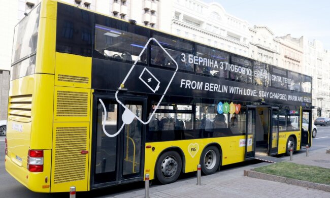 У Києві в рамках нової соціальної ініціативи запустили автобусні екскурсії містом для ветеранів та їхніх родин