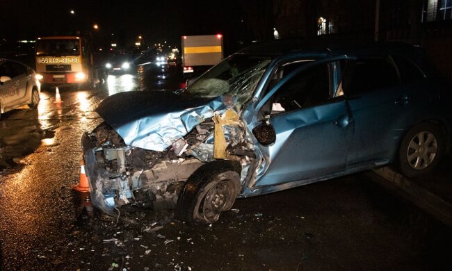 Сама ціла, пасажири в лікарні: п'яна пенсіонерка протаранила декілька автівок і маршрутку