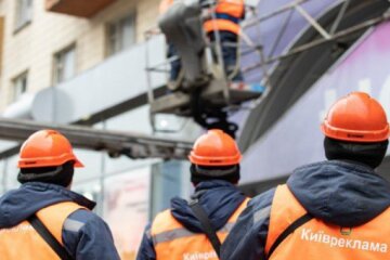 У Києві продовжать прибирати незаконні рекламні конструкції  — стали відомі адреси