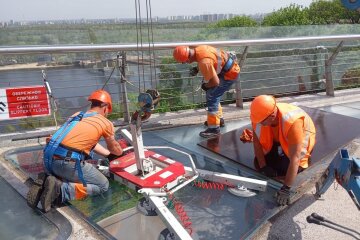На "Скляному мосту" в Києві вкотре замінили розбите скло