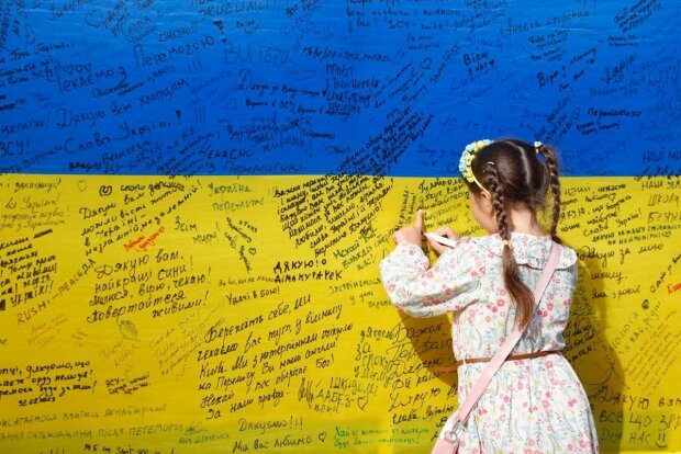 У Києві створили найбільший прапор з побажаннями для військових