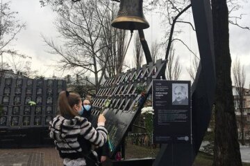 Меморіальний дзвін в Києві вшанував пам’ять першого героя Небесної Сотні