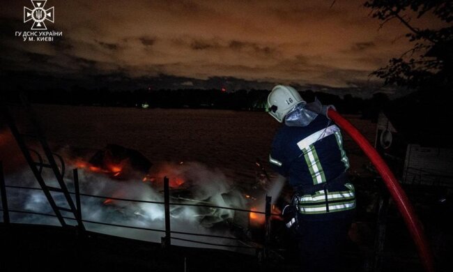 У Дніпровському районі столиці горів дебаркадер, що пришвартований на Дніпрі неподалік "Лівобережної"