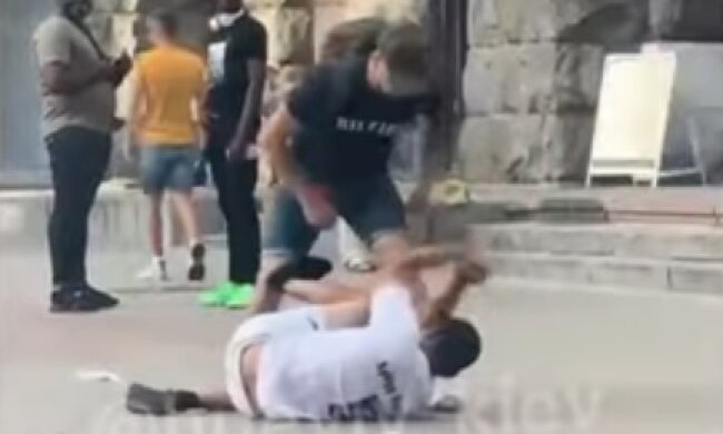 У центрі Києва перехожі жорстко відгамселили ексгібіціоніста