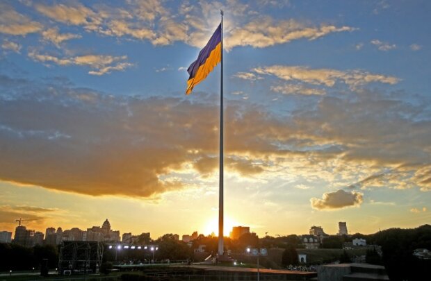 Головний прапор країни в Києві знімуть через планове техобслуговування флагштока
