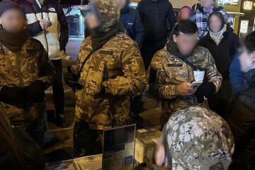 Правоохоронці проводять обшуки у «фонді», який збирав готівку нібито для ЗСУ біля столичного метро