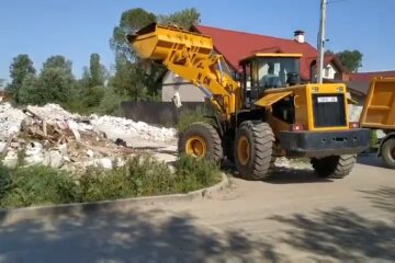 На Солом’янці ліквідували величезне сміттєзвалище (відео)