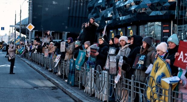 У Києві на Либідській, поруч з ТРЦ, провели акцію FREE AZOV, аби нагадати про повернення військовополонених