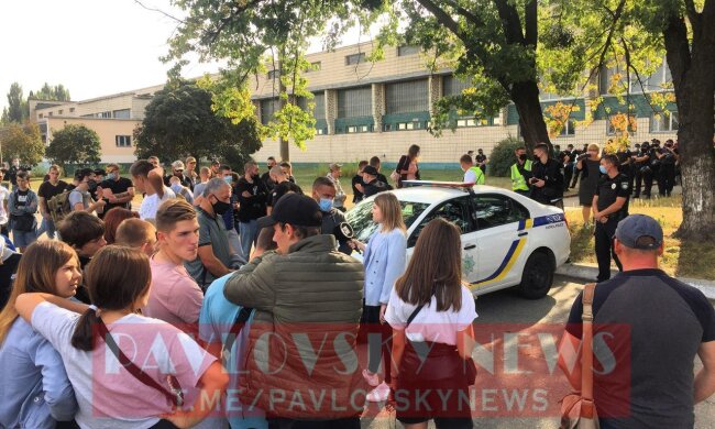 Рейдерський захват? Під Олімпійським коледжем у Києві справжня бійка (відео)