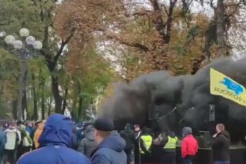 Депутатів ВР зустрічають димовими шашками (відео)