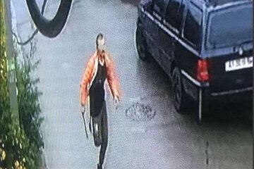 Вистрибнув у вікно на третьому поверсі: в дитячій лікарні під Києвом невідомий вдарив медсестру величезним ножем і втік
