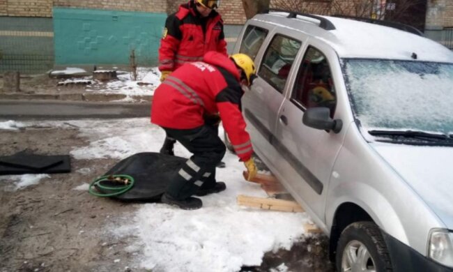 На Солом’янці дві автівки провалилися в яму
